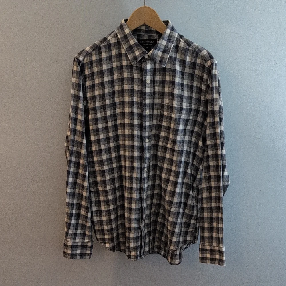 Banana Republic Men's Medium Lightweight Flannel Long Sleeve Button Down Shirt